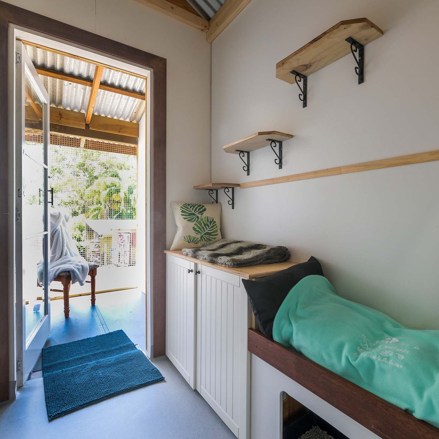 verandah Cat Cabin